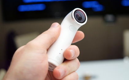 HTC Re camera gives you One-Hand Shot Experience